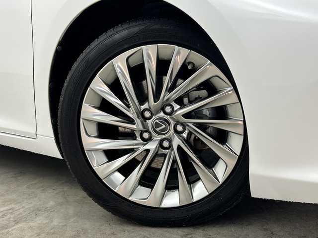 レクサス ＥＳ 300h バージョンL 三重県 2019(令1)年 4万km ソニッククォーツ /禁煙車//純正ナビ/・フルセグ・Bluetooth・CD・DVD・Blu-ray・Bluetooth・SD//パノラミックビューモニター//サンルーフ//ブラインドスポットモニター//前席パワーシート（メモリ付き）//全席シートヒーター//前席ベンチレーション//革巻きステアリング//プリクラッシュセーフティ//オートマチックハイビーム//レーダークルーズコントロール//ステアリングヒーター//パワートランク//パドルシフト//オートブレーキホールド//電子パーキング//リアサンシェード//クリアランスソナー//ビルトインETC2.0//置くだけ充電//AC100V//レザーシート