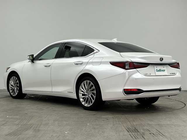 レクサス ＥＳ 300h バージョンL 三重県 2019(令1)年 4万km ソニッククォーツ /禁煙車//純正ナビ/・フルセグ・Bluetooth・CD・DVD・Blu-ray・Bluetooth・SD//パノラミックビューモニター//サンルーフ//ブラインドスポットモニター//前席パワーシート（メモリ付き）//全席シートヒーター//前席ベンチレーション//革巻きステアリング//プリクラッシュセーフティ//オートマチックハイビーム//レーダークルーズコントロール//ステアリングヒーター//パワートランク//パドルシフト//オートブレーキホールド//電子パーキング//リアサンシェード//クリアランスソナー//ビルトインETC2.0//置くだけ充電//AC100V//レザーシート