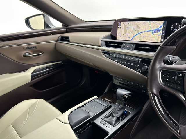 レクサス ＥＳ 300h バージョンL 三重県 2019(令1)年 4万km ソニッククォーツ /禁煙車//純正ナビ/・フルセグ・Bluetooth・CD・DVD・Blu-ray・Bluetooth・SD//パノラミックビューモニター//サンルーフ//ブラインドスポットモニター//前席パワーシート（メモリ付き）//全席シートヒーター//前席ベンチレーション//革巻きステアリング//プリクラッシュセーフティ//オートマチックハイビーム//レーダークルーズコントロール//ステアリングヒーター//パワートランク//パドルシフト//オートブレーキホールド//電子パーキング//リアサンシェード//クリアランスソナー//ビルトインETC2.0//置くだけ充電//AC100V//レザーシート