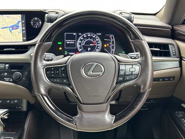 レクサス ＥＳ 300h バージョンL 三重県 2019(令1)年 4万km ソニッククォーツ /禁煙車//純正ナビ/・フルセグ・Bluetooth・CD・DVD・Blu-ray・Bluetooth・SD//パノラミックビューモニター//サンルーフ//ブラインドスポットモニター//前席パワーシート（メモリ付き）//全席シートヒーター//前席ベンチレーション//革巻きステアリング//プリクラッシュセーフティ//オートマチックハイビーム//レーダークルーズコントロール//ステアリングヒーター//パワートランク//パドルシフト//オートブレーキホールド//電子パーキング//リアサンシェード//クリアランスソナー//ビルトインETC2.0//置くだけ充電//AC100V//レザーシート