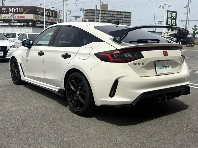 ホンダ シビック タイプR 徳島県 2023(令5)年 0.4万km チャンピオンシップホワイト 純正メモリーナビ/AM/FM/Bluetooth/USB/Bluetooth/バックカメラ/ビルトインETC2.0/純正USB/Bluetooth再生/純正フロアマット/純正19インチアルミホイール/ブラインドスポットモニター/クルーズコントロール/パーキングセンサーシステム/ドライブモード/オートマチックブレーキホールド/コーナーセンサー/プッシュスタート/オートライト/取扱説明書/新車時保証書