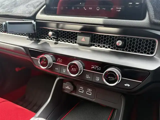ホンダ シビック タイプR 徳島県 2023(令5)年 0.4万km チャンピオンシップホワイト 純正メモリーナビ/AM/FM/Bluetooth/USB/Bluetooth/バックカメラ/ビルトインETC2.0/純正USB/Bluetooth再生/純正フロアマット/純正19インチアルミホイール/ブラインドスポットモニター/クルーズコントロール/パーキングセンサーシステム/ドライブモード/オートマチックブレーキホールド/コーナーセンサー/プッシュスタート/オートライト/取扱説明書/新車時保証書