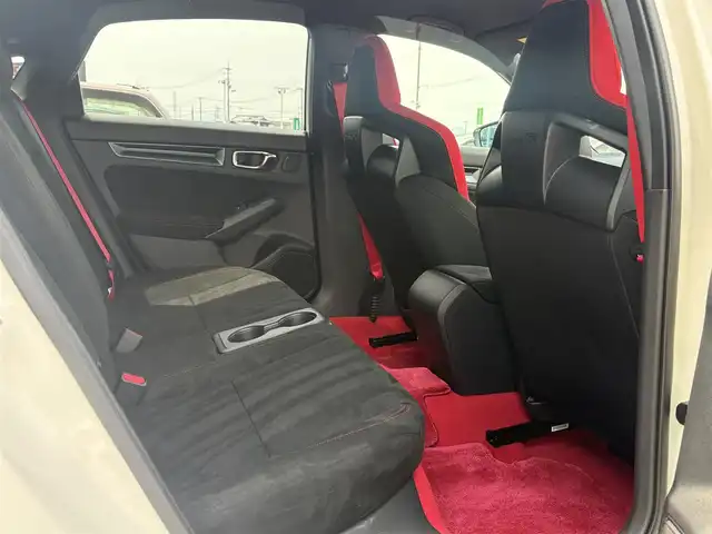 ホンダ シビック タイプR 徳島県 2023(令5)年 0.4万km チャンピオンシップホワイト 純正メモリーナビ/AM/FM/Bluetooth/USB/Bluetooth/バックカメラ/ビルトインETC2.0/純正USB/Bluetooth再生/純正フロアマット/純正19インチアルミホイール/ブラインドスポットモニター/クルーズコントロール/パーキングセンサーシステム/ドライブモード/オートマチックブレーキホールド/コーナーセンサー/プッシュスタート/オートライト/取扱説明書/新車時保証書