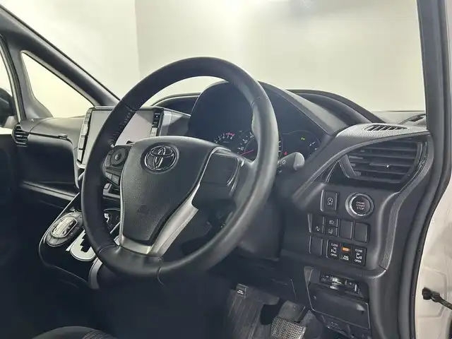 トヨタ ヴォクシー ZS 煌Ⅱ 佐賀県 2020(令2)年 6.3万km ホワイトパールクリスタルシャイン 社外アルパイン製11インチナビ【EX11NX】/【フルセグTV.CD.DVD.bort】/社外アルパイン製10インチフリップダウンモニター/モデリスタエアロ/デジタルインナールームミラー/衝突被害軽減システム/バックカメラ/クリアランスソナー/オートライト/オートマチックハイビーム/両側パワースライドドア/ISOFIX対応シート/LEDヘッドライト/フォグライト/ETC/純正16インチアルミホイール/純正フロアマット/ステアリングスイッチ/アイドリングストップ/ウィンカーミラー/スマートキー/スペアキー×１