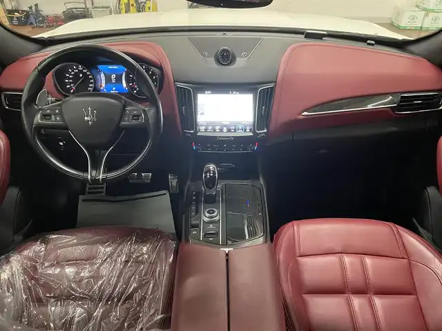 マセラティ レヴァンテ S 道央・札幌 2017(平29)年 3.9万km ビアンコ 4WD/純正ナビ/・ワンセグTV/BT/SD/USB/AM/FM/バックカメラ/全方位カメラ/サンルーフ/赤革シート/全席シートヒーター/前席パワーシート/運転席シートメモリ機能/社外前後ドライブレコーダー/社外レーダー/横滑り防止装置/オートクルーズコントロール/ビルトインETC/ブラインドスポットモニター/前後コーナーセンサー/プッシュスタート/スマートキー/オートライト/LEDヘッドライト/前後フォグライト/ウインカーミラー/カーテンエアバッグ/ルーフレール/トノカバー/NOVITEC製22インチAW/NOVITEC製フルエアロ/取扱説明書