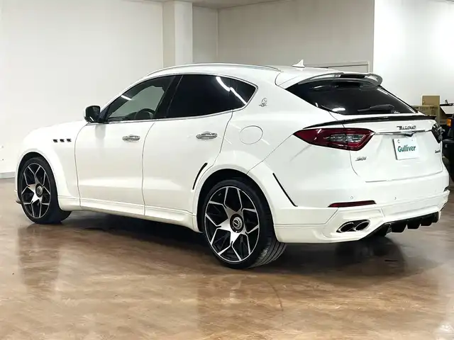 マセラティ レヴァンテ S 道央・札幌 2017(平29)年 3.9万km ビアンコ 4WD/純正ナビ/・ワンセグTV/BT/SD/USB/AM/FM/バックカメラ/全方位カメラ/サンルーフ/赤革シート/全席シートヒーター/前席パワーシート/運転席シートメモリ機能/社外前後ドライブレコーダー/社外レーダー/横滑り防止装置/オートクルーズコントロール/ビルトインETC/ブラインドスポットモニター/前後コーナーセンサー/プッシュスタート/スマートキー/オートライト/LEDヘッドライト/前後フォグライト/ウインカーミラー/カーテンエアバッグ/ルーフレール/トノカバー/NOVITEC製22インチAW/NOVITEC製フルエアロ/取扱説明書