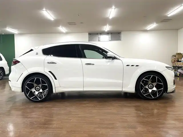 マセラティ レヴァンテ S 道央・札幌 2017(平29)年 3.9万km ビアンコ 4WD/純正ナビ/・ワンセグTV/BT/SD/USB/AM/FM/バックカメラ/全方位カメラ/サンルーフ/赤革シート/全席シートヒーター/前席パワーシート/運転席シートメモリ機能/社外前後ドライブレコーダー/社外レーダー/横滑り防止装置/オートクルーズコントロール/ビルトインETC/ブラインドスポットモニター/前後コーナーセンサー/プッシュスタート/スマートキー/オートライト/LEDヘッドライト/前後フォグライト/ウインカーミラー/カーテンエアバッグ/ルーフレール/トノカバー/NOVITEC製22インチAW/NOVITEC製フルエアロ/取扱説明書