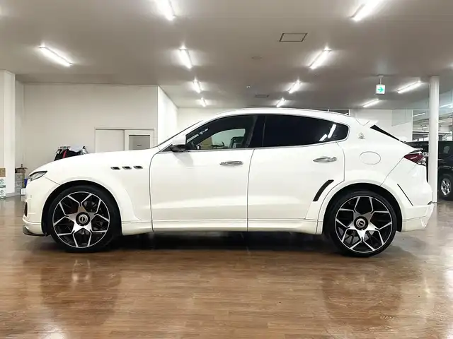 マセラティ レヴァンテ S 道央・札幌 2017(平29)年 3.9万km ビアンコ 4WD/純正ナビ/・ワンセグTV/BT/SD/USB/AM/FM/バックカメラ/全方位カメラ/サンルーフ/赤革シート/全席シートヒーター/前席パワーシート/運転席シートメモリ機能/社外前後ドライブレコーダー/社外レーダー/横滑り防止装置/オートクルーズコントロール/ビルトインETC/ブラインドスポットモニター/前後コーナーセンサー/プッシュスタート/スマートキー/オートライト/LEDヘッドライト/前後フォグライト/ウインカーミラー/カーテンエアバッグ/ルーフレール/トノカバー/NOVITEC製22インチAW/NOVITEC製フルエアロ/取扱説明書