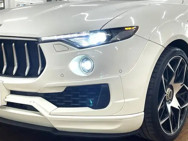 マセラティ レヴァンテ S 道央・札幌 2017(平29)年 3.9万km ビアンコ 4WD/純正ナビ/・ワンセグTV/BT/SD/USB/AM/FM/バックカメラ/全方位カメラ/サンルーフ/赤革シート/全席シートヒーター/前席パワーシート/運転席シートメモリ機能/社外前後ドライブレコーダー/社外レーダー/横滑り防止装置/オートクルーズコントロール/ビルトインETC/ブラインドスポットモニター/前後コーナーセンサー/プッシュスタート/スマートキー/オートライト/LEDヘッドライト/前後フォグライト/ウインカーミラー/カーテンエアバッグ/ルーフレール/トノカバー/NOVITEC製22インチAW/NOVITEC製フルエアロ/取扱説明書