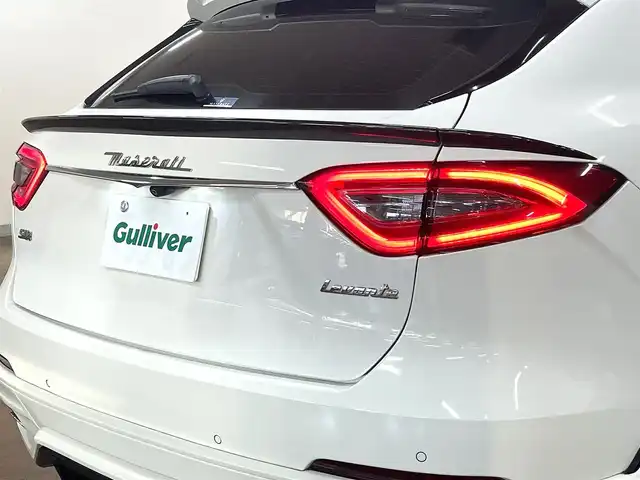 マセラティ レヴァンテ S 道央・札幌 2017(平29)年 3.9万km ビアンコ 4WD/純正ナビ/・ワンセグTV/BT/SD/USB/AM/FM/バックカメラ/全方位カメラ/サンルーフ/赤革シート/全席シートヒーター/前席パワーシート/運転席シートメモリ機能/社外前後ドライブレコーダー/社外レーダー/横滑り防止装置/オートクルーズコントロール/ビルトインETC/ブラインドスポットモニター/前後コーナーセンサー/プッシュスタート/スマートキー/オートライト/LEDヘッドライト/前後フォグライト/ウインカーミラー/カーテンエアバッグ/ルーフレール/トノカバー/NOVITEC製22インチAW/NOVITEC製フルエアロ/取扱説明書