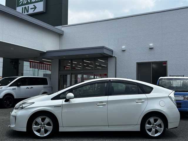 トヨタ プリウス S ツーリングセレクション 熊本県 2014(平26)年 15.5万km ホワイトパールクリスタルシャイン 社外ナビ（CN-R300D）/バックカメラ/オートライト/純正17インチAW/純正ドアバイザー/ウィンカーミラー/オートライト/ETC/ステアリングスイッチ/プッシュスタート/スマートキー/横滑り防止装置/盗難防止装置/ABS/取扱説明書
