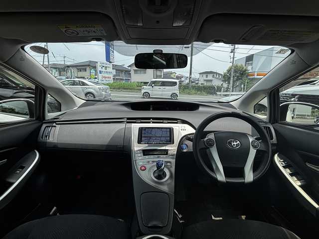 トヨタ プリウス S ツーリングセレクション 熊本県 2014(平26)年 15.5万km ホワイトパールクリスタルシャイン 社外ナビ（CN-R300D）/バックカメラ/オートライト/純正17インチAW/純正ドアバイザー/ウィンカーミラー/オートライト/ETC/ステアリングスイッチ/プッシュスタート/スマートキー/横滑り防止装置/盗難防止装置/ABS/取扱説明書