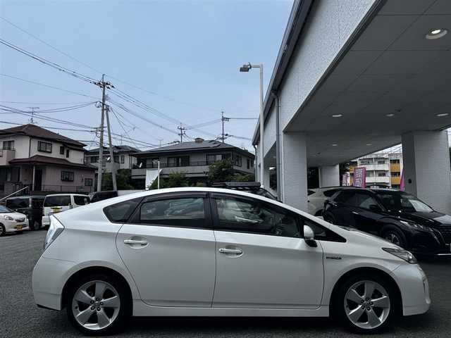 トヨタ プリウス S ツーリングセレクション 熊本県 2014(平26)年 15.5万km ホワイトパールクリスタルシャイン 社外ナビ（CN-R300D）/バックカメラ/オートライト/純正17インチAW/純正ドアバイザー/ウィンカーミラー/オートライト/ETC/ステアリングスイッチ/プッシュスタート/スマートキー/横滑り防止装置/盗難防止装置/ABS/取扱説明書