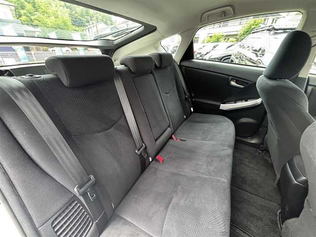 トヨタ プリウス S ツーリングセレクション 熊本県 2014(平26)年 15.5万km ホワイトパールクリスタルシャイン 社外ナビ（CN-R300D）/バックカメラ/オートライト/純正17インチAW/純正ドアバイザー/ウィンカーミラー/オートライト/ETC/ステアリングスイッチ/プッシュスタート/スマートキー/横滑り防止装置/盗難防止装置/ABS/取扱説明書