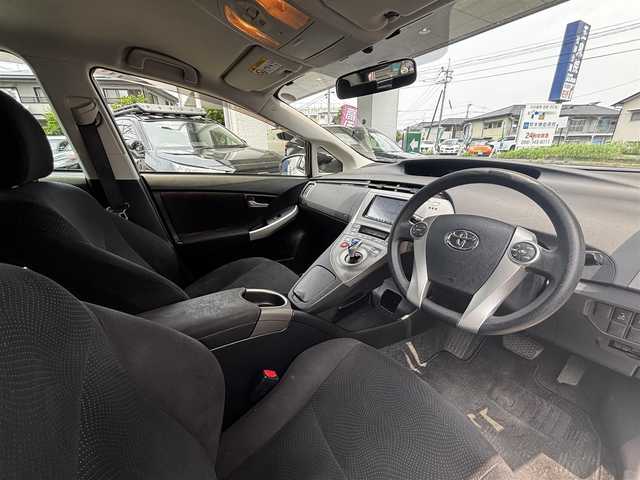 トヨタ プリウス S ツーリングセレクション 熊本県 2014(平26)年 15.5万km ホワイトパールクリスタルシャイン 社外ナビ（CN-R300D）/バックカメラ/オートライト/純正17インチAW/純正ドアバイザー/ウィンカーミラー/オートライト/ETC/ステアリングスイッチ/プッシュスタート/スマートキー/横滑り防止装置/盗難防止装置/ABS/取扱説明書