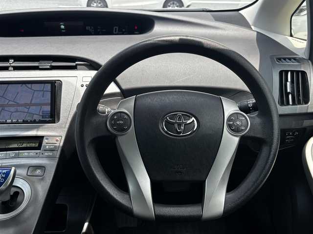 トヨタ プリウス S ツーリングセレクション 熊本県 2014(平26)年 15.5万km ホワイトパールクリスタルシャイン 社外ナビ（CN-R300D）/バックカメラ/オートライト/純正17インチAW/純正ドアバイザー/ウィンカーミラー/オートライト/ETC/ステアリングスイッチ/プッシュスタート/スマートキー/横滑り防止装置/盗難防止装置/ABS/取扱説明書