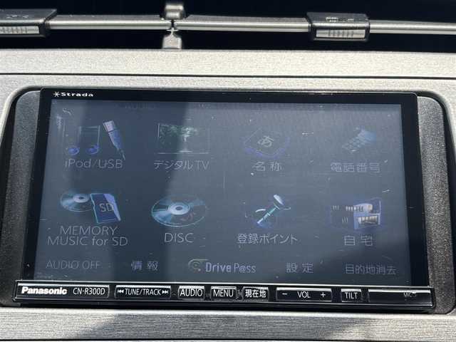 トヨタ プリウス S ツーリングセレクション 熊本県 2014(平26)年 15.5万km ホワイトパールクリスタルシャイン 社外ナビ（CN-R300D）/バックカメラ/オートライト/純正17インチAW/純正ドアバイザー/ウィンカーミラー/オートライト/ETC/ステアリングスイッチ/プッシュスタート/スマートキー/横滑り防止装置/盗難防止装置/ABS/取扱説明書