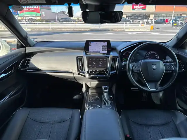トヨタ クラウン ハイブリッド RS アドバンス 滋賀県 2018(平30)年 10.2万km ホワイトパールクリスタルシャイン T-Connect 8インチSDナビゲーションシステム/　フルセグ Bluetooth Blu-ray CD DVD SD/パノラミックビューモニター/レザーシート（黒）/インテリジェントパーキングアシスト2/Toyota Safety Sense /プリクラッシュセーフティ/レーントレーシングアシスト［LTA］/レーダークルーズコントロール（全車速追従機能付）/ロードサインアシスト［RSA］/アダプティブハイビームシステム［AHS］/先行車発進告知機能［TMN］/ブラインドスポットモニター［BSM］/インテリジェントクリアランスソナー/リヤクロストラフィックオートブレーキ/インテリジェントパーキングアシスト2/3眼LEDヘッドランプ/ヘッドアップディスプレイ/ビルトインETC/純正ドライブレコーダー/純正18インチアルミ/純正フロアマット/スアートキー/カードキー/プッシュスタート/