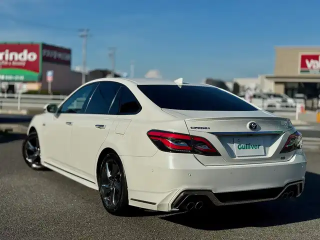 トヨタ クラウン ハイブリッド RS アドバンス 滋賀県 2018(平30)年 10.2万km ホワイトパールクリスタルシャイン T-Connect 8インチSDナビゲーションシステム/　フルセグ Bluetooth Blu-ray CD DVD SD/パノラミックビューモニター/レザーシート（黒）/インテリジェントパーキングアシスト2/Toyota Safety Sense /プリクラッシュセーフティ/レーントレーシングアシスト［LTA］/レーダークルーズコントロール（全車速追従機能付）/ロードサインアシスト［RSA］/アダプティブハイビームシステム［AHS］/先行車発進告知機能［TMN］/ブラインドスポットモニター［BSM］/インテリジェントクリアランスソナー/リヤクロストラフィックオートブレーキ/インテリジェントパーキングアシスト2/3眼LEDヘッドランプ/ヘッドアップディスプレイ/ビルトインETC/純正ドライブレコーダー/純正18インチアルミ/純正フロアマット/スアートキー/カードキー/プッシュスタート/