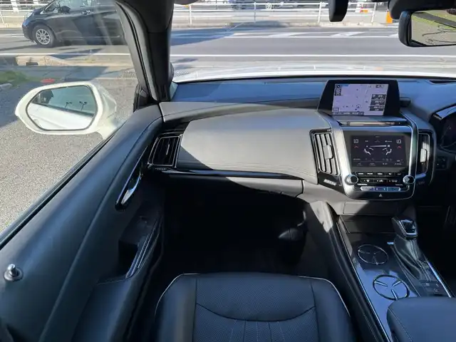トヨタ クラウン ハイブリッド RS アドバンス 滋賀県 2018(平30)年 10.2万km ホワイトパールクリスタルシャイン T-Connect 8インチSDナビゲーションシステム/　フルセグ Bluetooth Blu-ray CD DVD SD/パノラミックビューモニター/レザーシート（黒）/インテリジェントパーキングアシスト2/Toyota Safety Sense /プリクラッシュセーフティ/レーントレーシングアシスト［LTA］/レーダークルーズコントロール（全車速追従機能付）/ロードサインアシスト［RSA］/アダプティブハイビームシステム［AHS］/先行車発進告知機能［TMN］/ブラインドスポットモニター［BSM］/インテリジェントクリアランスソナー/リヤクロストラフィックオートブレーキ/インテリジェントパーキングアシスト2/3眼LEDヘッドランプ/ヘッドアップディスプレイ/ビルトインETC/純正ドライブレコーダー/純正18インチアルミ/純正フロアマット/スアートキー/カードキー/プッシュスタート/