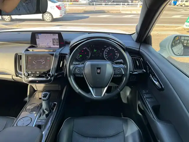 トヨタ クラウン ハイブリッド RS アドバンス 滋賀県 2018(平30)年 10.2万km ホワイトパールクリスタルシャイン T-Connect 8インチSDナビゲーションシステム/　フルセグ Bluetooth Blu-ray CD DVD SD/パノラミックビューモニター/レザーシート（黒）/インテリジェントパーキングアシスト2/Toyota Safety Sense /プリクラッシュセーフティ/レーントレーシングアシスト［LTA］/レーダークルーズコントロール（全車速追従機能付）/ロードサインアシスト［RSA］/アダプティブハイビームシステム［AHS］/先行車発進告知機能［TMN］/ブラインドスポットモニター［BSM］/インテリジェントクリアランスソナー/リヤクロストラフィックオートブレーキ/インテリジェントパーキングアシスト2/3眼LEDヘッドランプ/ヘッドアップディスプレイ/ビルトインETC/純正ドライブレコーダー/純正18インチアルミ/純正フロアマット/スアートキー/カードキー/プッシュスタート/
