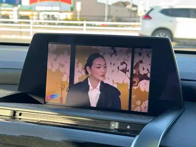 トヨタ クラウン ハイブリッド RS アドバンス 滋賀県 2018(平30)年 10.2万km ホワイトパールクリスタルシャイン T-Connect 8インチSDナビゲーションシステム/　フルセグ Bluetooth Blu-ray CD DVD SD/パノラミックビューモニター/レザーシート（黒）/インテリジェントパーキングアシスト2/Toyota Safety Sense /プリクラッシュセーフティ/レーントレーシングアシスト［LTA］/レーダークルーズコントロール（全車速追従機能付）/ロードサインアシスト［RSA］/アダプティブハイビームシステム［AHS］/先行車発進告知機能［TMN］/ブラインドスポットモニター［BSM］/インテリジェントクリアランスソナー/リヤクロストラフィックオートブレーキ/インテリジェントパーキングアシスト2/3眼LEDヘッドランプ/ヘッドアップディスプレイ/ビルトインETC/純正ドライブレコーダー/純正18インチアルミ/純正フロアマット/スアートキー/カードキー/プッシュスタート/