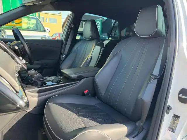 トヨタ クラウン ハイブリッド RS アドバンス 滋賀県 2018(平30)年 10.2万km ホワイトパールクリスタルシャイン T-Connect 8インチSDナビゲーションシステム/　フルセグ Bluetooth Blu-ray CD DVD SD/パノラミックビューモニター/レザーシート（黒）/インテリジェントパーキングアシスト2/Toyota Safety Sense /プリクラッシュセーフティ/レーントレーシングアシスト［LTA］/レーダークルーズコントロール（全車速追従機能付）/ロードサインアシスト［RSA］/アダプティブハイビームシステム［AHS］/先行車発進告知機能［TMN］/ブラインドスポットモニター［BSM］/インテリジェントクリアランスソナー/リヤクロストラフィックオートブレーキ/インテリジェントパーキングアシスト2/3眼LEDヘッドランプ/ヘッドアップディスプレイ/ビルトインETC/純正ドライブレコーダー/純正18インチアルミ/純正フロアマット/スアートキー/カードキー/プッシュスタート/