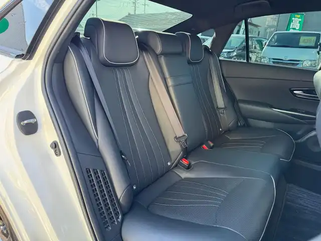 トヨタ クラウン ハイブリッド RS アドバンス 滋賀県 2018(平30)年 10.2万km ホワイトパールクリスタルシャイン T-Connect 8インチSDナビゲーションシステム/　フルセグ Bluetooth Blu-ray CD DVD SD/パノラミックビューモニター/レザーシート（黒）/インテリジェントパーキングアシスト2/Toyota Safety Sense /プリクラッシュセーフティ/レーントレーシングアシスト［LTA］/レーダークルーズコントロール（全車速追従機能付）/ロードサインアシスト［RSA］/アダプティブハイビームシステム［AHS］/先行車発進告知機能［TMN］/ブラインドスポットモニター［BSM］/インテリジェントクリアランスソナー/リヤクロストラフィックオートブレーキ/インテリジェントパーキングアシスト2/3眼LEDヘッドランプ/ヘッドアップディスプレイ/ビルトインETC/純正ドライブレコーダー/純正18インチアルミ/純正フロアマット/スアートキー/カードキー/プッシュスタート/