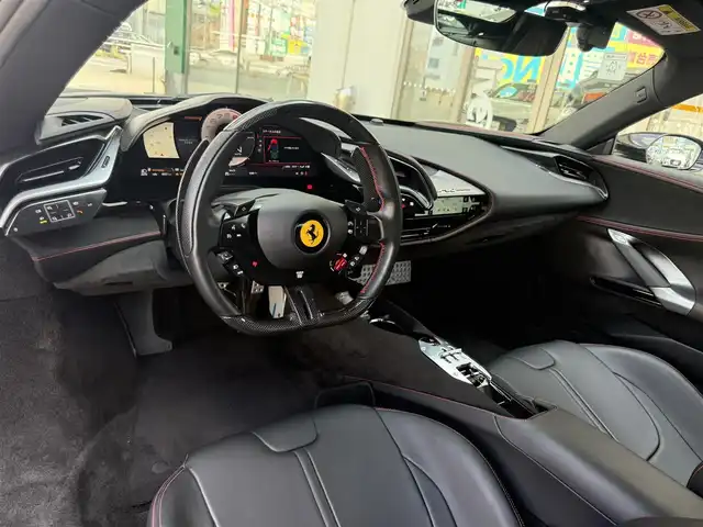 フェラーリ フェラーリ ＳＦ９０ ストラダーレ 愛知県 2021(令3)年 0.7万km 黒 /正規ディーラー車//禁煙車//CORNES記録簿R4.5.6//ネロ・デイトナ//LHD//DCTギアボックス//カーボンファイバー製フロントウィング/サイドエアスプリッタ//カーボンファイバーリアディフューザー/アンダーカバー//LED付きカーボンファイバー製ドライブゾーン//サスペンションリフター//20インチダイヤモンド研磨仕上げスポーツホイール//ミシュランパイロットスポーツCup2//ブラックブレーキキャリパー//カーボンセラミックブレーキ//AFSヘッドライトシステム//アクティブエアロダイナミックス//跳馬刺繍ヘッドレスト//スペシャルカラードステッチ//スクーデリアフェラーリフェンダーエンブレム//パワーManettino//eDrive/HV/Performance/Qualifing//ESP//CT/RACE/SPORT/WET//サテライトナビ//Bluetooth/USB//インフォティメントシステム//リアパーキングカメラ//ビルトインETC2.0//ドラレコ//レーダー探知機//黒革シート/パワーシート//マトリクスLED//アクティブビームコントロール//シフトタイミングライト//パーキングセンサー//HUD//ADAS//クルコン/AHB//EPB/スピードリミッター//充電ケーブル//スペアキー//保証書/取扱説明書