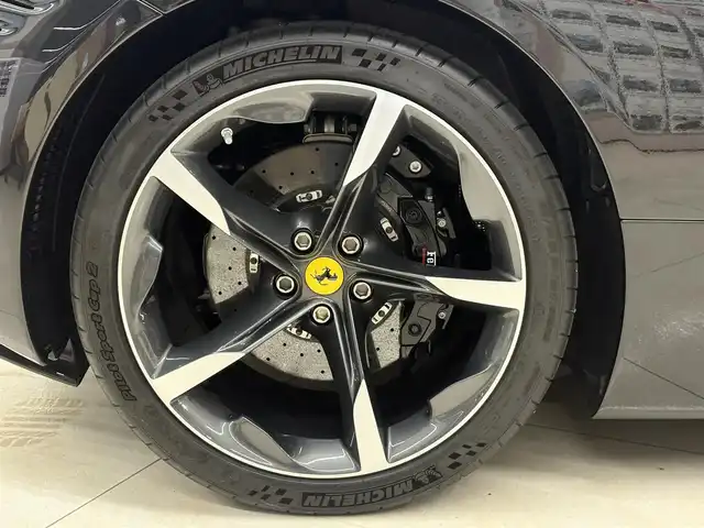 フェラーリ フェラーリ ＳＦ９０ ストラダーレ 愛知県 2021(令3)年 0.7万km 黒 /正規ディーラー車//禁煙車//CORNES記録簿R4.5.6//ネロ・デイトナ//LHD//DCTギアボックス//カーボンファイバー製フロントウィング/サイドエアスプリッタ//カーボンファイバーリアディフューザー/アンダーカバー//LED付きカーボンファイバー製ドライブゾーン//サスペンションリフター//20インチダイヤモンド研磨仕上げスポーツホイール//ミシュランパイロットスポーツCup2//ブラックブレーキキャリパー//カーボンセラミックブレーキ//AFSヘッドライトシステム//アクティブエアロダイナミックス//跳馬刺繍ヘッドレスト//スペシャルカラードステッチ//スクーデリアフェラーリフェンダーエンブレム//パワーManettino//eDrive/HV/Performance/Qualifing//ESP//CT/RACE/SPORT/WET//サテライトナビ//Bluetooth/USB//インフォティメントシステム//リアパーキングカメラ//ビルトインETC2.0//ドラレコ//レーダー探知機//黒革シート/パワーシート//マトリクスLED//アクティブビームコントロール//シフトタイミングライト//パーキングセンサー//HUD//ADAS//クルコン/AHB//EPB/スピードリミッター//充電ケーブル//スペアキー//保証書/取扱説明書
