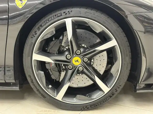 フェラーリ フェラーリ ＳＦ９０ ストラダーレ 愛知県 2021(令3)年 0.7万km 黒 /正規ディーラー車//禁煙車//CORNES記録簿R4.5.6//ネロ・デイトナ//LHD//DCTギアボックス//カーボンファイバー製フロントウィング/サイドエアスプリッタ//カーボンファイバーリアディフューザー/アンダーカバー//LED付きカーボンファイバー製ドライブゾーン//サスペンションリフター//20インチダイヤモンド研磨仕上げスポーツホイール//ミシュランパイロットスポーツCup2//ブラックブレーキキャリパー//カーボンセラミックブレーキ//AFSヘッドライトシステム//アクティブエアロダイナミックス//跳馬刺繍ヘッドレスト//スペシャルカラードステッチ//スクーデリアフェラーリフェンダーエンブレム//パワーManettino//eDrive/HV/Performance/Qualifing//ESP//CT/RACE/SPORT/WET//サテライトナビ//Bluetooth/USB//インフォティメントシステム//リアパーキングカメラ//ビルトインETC2.0//ドラレコ//レーダー探知機//黒革シート/パワーシート//マトリクスLED//アクティブビームコントロール//シフトタイミングライト//パーキングセンサー//HUD//ADAS//クルコン/AHB//EPB/スピードリミッター//充電ケーブル//スペアキー//保証書/取扱説明書