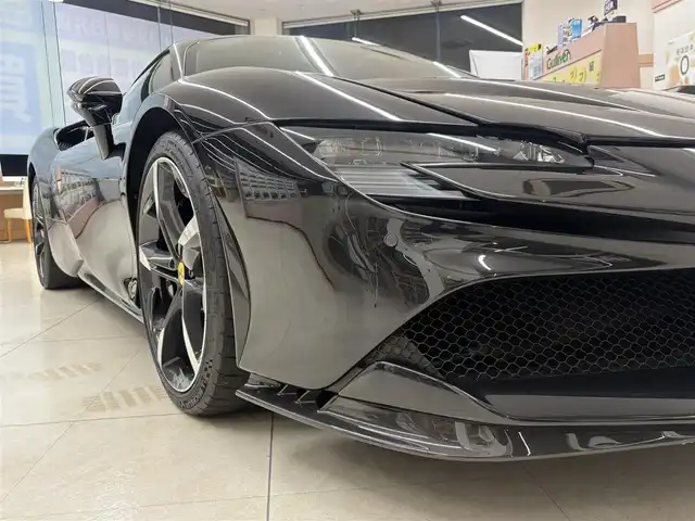 フェラーリ フェラーリ ＳＦ９０ ストラダーレ 愛知県 2021(令3)年 0.7万km 黒 /正規ディーラー車//禁煙車//CORNES記録簿R4.5.6//ネロ・デイトナ//LHD//DCTギアボックス//カーボンファイバー製フロントウィング/サイドエアスプリッタ//カーボンファイバーリアディフューザー/アンダーカバー//LED付きカーボンファイバー製ドライブゾーン//サスペンションリフター//20インチダイヤモンド研磨仕上げスポーツホイール//ミシュランパイロットスポーツCup2//ブラックブレーキキャリパー//カーボンセラミックブレーキ//AFSヘッドライトシステム//アクティブエアロダイナミックス//跳馬刺繍ヘッドレスト//スペシャルカラードステッチ//スクーデリアフェラーリフェンダーエンブレム//パワーManettino//eDrive/HV/Performance/Qualifing//ESP//CT/RACE/SPORT/WET//サテライトナビ//Bluetooth/USB//インフォティメントシステム//リアパーキングカメラ//ビルトインETC2.0//ドラレコ//レーダー探知機//黒革シート/パワーシート//マトリクスLED//アクティブビームコントロール//シフトタイミングライト//パーキングセンサー//HUD//ADAS//クルコン/AHB//EPB/スピードリミッター//充電ケーブル//スペアキー//保証書/取扱説明書