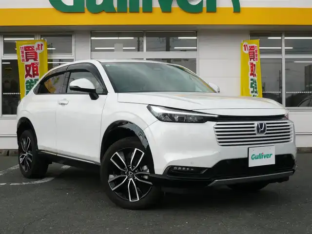 ホンダ ヴェゼル ハイブリッド e:HEV Z 静岡県 2024(令6)年 2.2万km プラチナホワイトパール ワンオーナー/禁煙車/Gathersオーディオプレイ/バックカメラ/AppleCarPlay/AndroIdAuto/ホンダセンシング/・衝突被害軽減ブレーキ/・歩行者事故低減ステアリング/・路外逸脱抑制機能/・先行車発進お知らせ/・標識認識機能/・誤発進抑制機能/・後方誤発進抑制機能/・アダプティブクルーズコントロール/・オートハイビーム/・ブラインドスポットモニター/ダウンヒルアシスト/オートライト/LEDヘッドライト/電動パーキング/AUTO HOLD/ステアリングスイッチ/ステアリングヒーター/フロアマット/ドアバイザー/スマートキー/スペアキー/ETC/新車保証書/取扱瀬説明書