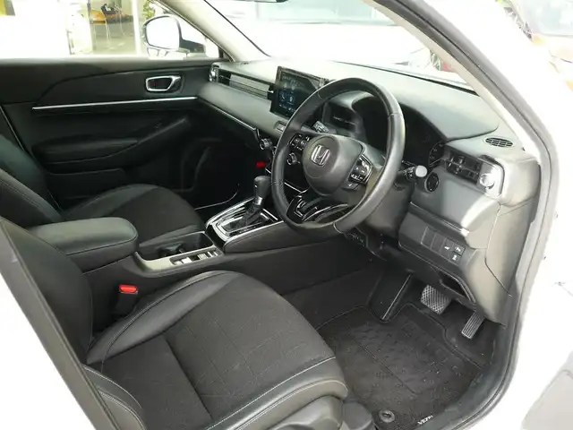 ホンダ ヴェゼル ハイブリッド e:HEV Z 静岡県 2024(令6)年 2.2万km プラチナホワイトパール ワンオーナー/禁煙車/Gathersオーディオプレイ/バックカメラ/AppleCarPlay/AndroIdAuto/ホンダセンシング/・衝突被害軽減ブレーキ/・歩行者事故低減ステアリング/・路外逸脱抑制機能/・先行車発進お知らせ/・標識認識機能/・誤発進抑制機能/・後方誤発進抑制機能/・アダプティブクルーズコントロール/・オートハイビーム/・ブラインドスポットモニター/ダウンヒルアシスト/オートライト/LEDヘッドライト/電動パーキング/AUTO HOLD/ステアリングスイッチ/ステアリングヒーター/フロアマット/ドアバイザー/スマートキー/スペアキー/ETC/新車保証書/取扱瀬説明書