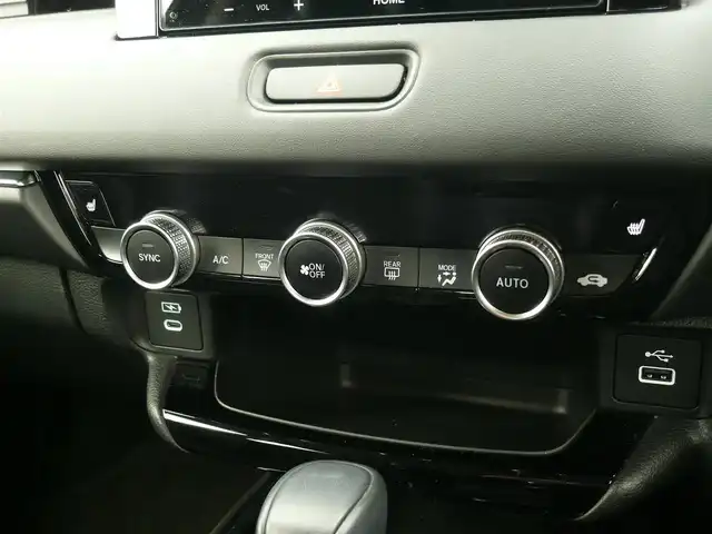 ホンダ ヴェゼル ハイブリッド e:HEV Z 静岡県 2024(令6)年 2.2万km プラチナホワイトパール ワンオーナー/禁煙車/Gathersオーディオプレイ/バックカメラ/AppleCarPlay/AndroIdAuto/ホンダセンシング/・衝突被害軽減ブレーキ/・歩行者事故低減ステアリング/・路外逸脱抑制機能/・先行車発進お知らせ/・標識認識機能/・誤発進抑制機能/・後方誤発進抑制機能/・アダプティブクルーズコントロール/・オートハイビーム/・ブラインドスポットモニター/ダウンヒルアシスト/オートライト/LEDヘッドライト/電動パーキング/AUTO HOLD/ステアリングスイッチ/ステアリングヒーター/フロアマット/ドアバイザー/スマートキー/スペアキー/ETC/新車保証書/取扱瀬説明書