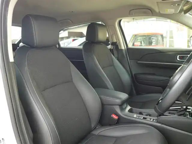 ホンダ ヴェゼル ハイブリッド e:HEV Z 静岡県 2024(令6)年 2.2万km プラチナホワイトパール ワンオーナー/禁煙車/Gathersオーディオプレイ/バックカメラ/AppleCarPlay/AndroIdAuto/ホンダセンシング/・衝突被害軽減ブレーキ/・歩行者事故低減ステアリング/・路外逸脱抑制機能/・先行車発進お知らせ/・標識認識機能/・誤発進抑制機能/・後方誤発進抑制機能/・アダプティブクルーズコントロール/・オートハイビーム/・ブラインドスポットモニター/ダウンヒルアシスト/オートライト/LEDヘッドライト/電動パーキング/AUTO HOLD/ステアリングスイッチ/ステアリングヒーター/フロアマット/ドアバイザー/スマートキー/スペアキー/ETC/新車保証書/取扱瀬説明書