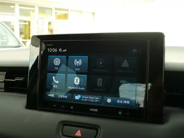 ホンダ ヴェゼル ハイブリッド e:HEV Z 静岡県 2024(令6)年 2.2万km プラチナホワイトパール ワンオーナー/禁煙車/Gathersオーディオプレイ/バックカメラ/AppleCarPlay/AndroIdAuto/ホンダセンシング/・衝突被害軽減ブレーキ/・歩行者事故低減ステアリング/・路外逸脱抑制機能/・先行車発進お知らせ/・標識認識機能/・誤発進抑制機能/・後方誤発進抑制機能/・アダプティブクルーズコントロール/・オートハイビーム/・ブラインドスポットモニター/ダウンヒルアシスト/オートライト/LEDヘッドライト/電動パーキング/AUTO HOLD/ステアリングスイッチ/ステアリングヒーター/フロアマット/ドアバイザー/スマートキー/スペアキー/ETC/新車保証書/取扱瀬説明書