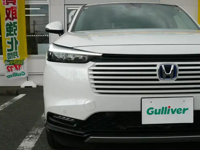 ホンダ ヴェゼル ハイブリッド e:HEV Z 静岡県 2024(令6)年 2.2万km プラチナホワイトパール ワンオーナー/禁煙車/Gathersオーディオプレイ/バックカメラ/AppleCarPlay/AndroIdAuto/ホンダセンシング/・衝突被害軽減ブレーキ/・歩行者事故低減ステアリング/・路外逸脱抑制機能/・先行車発進お知らせ/・標識認識機能/・誤発進抑制機能/・後方誤発進抑制機能/・アダプティブクルーズコントロール/・オートハイビーム/・ブラインドスポットモニター/ダウンヒルアシスト/オートライト/LEDヘッドライト/電動パーキング/AUTO HOLD/ステアリングスイッチ/ステアリングヒーター/フロアマット/ドアバイザー/スマートキー/スペアキー/ETC/新車保証書/取扱瀬説明書