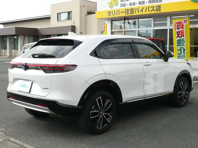 ホンダ ヴェゼル ハイブリッド e:HEV Z 静岡県 2024(令6)年 2.2万km プラチナホワイトパール ワンオーナー/禁煙車/Gathersオーディオプレイ/バックカメラ/AppleCarPlay/AndroIdAuto/ホンダセンシング/・衝突被害軽減ブレーキ/・歩行者事故低減ステアリング/・路外逸脱抑制機能/・先行車発進お知らせ/・標識認識機能/・誤発進抑制機能/・後方誤発進抑制機能/・アダプティブクルーズコントロール/・オートハイビーム/・ブラインドスポットモニター/ダウンヒルアシスト/オートライト/LEDヘッドライト/電動パーキング/AUTO HOLD/ステアリングスイッチ/ステアリングヒーター/フロアマット/ドアバイザー/スマートキー/スペアキー/ETC/新車保証書/取扱瀬説明書