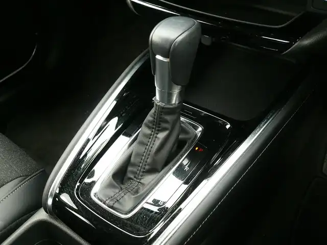 ホンダ ヴェゼル ハイブリッド e:HEV Z 静岡県 2024(令6)年 2.2万km プラチナホワイトパール ワンオーナー/禁煙車/Gathersオーディオプレイ/バックカメラ/AppleCarPlay/AndroIdAuto/ホンダセンシング/・衝突被害軽減ブレーキ/・歩行者事故低減ステアリング/・路外逸脱抑制機能/・先行車発進お知らせ/・標識認識機能/・誤発進抑制機能/・後方誤発進抑制機能/・アダプティブクルーズコントロール/・オートハイビーム/・ブラインドスポットモニター/ダウンヒルアシスト/オートライト/LEDヘッドライト/電動パーキング/AUTO HOLD/ステアリングスイッチ/ステアリングヒーター/フロアマット/ドアバイザー/スマートキー/スペアキー/ETC/新車保証書/取扱瀬説明書