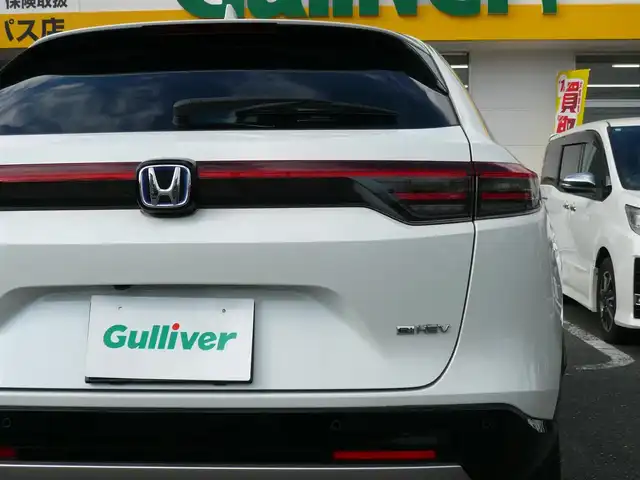 ホンダ ヴェゼル ハイブリッド e:HEV Z 静岡県 2024(令6)年 2.2万km プラチナホワイトパール ワンオーナー/禁煙車/Gathersオーディオプレイ/バックカメラ/AppleCarPlay/AndroIdAuto/ホンダセンシング/・衝突被害軽減ブレーキ/・歩行者事故低減ステアリング/・路外逸脱抑制機能/・先行車発進お知らせ/・標識認識機能/・誤発進抑制機能/・後方誤発進抑制機能/・アダプティブクルーズコントロール/・オートハイビーム/・ブラインドスポットモニター/ダウンヒルアシスト/オートライト/LEDヘッドライト/電動パーキング/AUTO HOLD/ステアリングスイッチ/ステアリングヒーター/フロアマット/ドアバイザー/スマートキー/スペアキー/ETC/新車保証書/取扱瀬説明書
