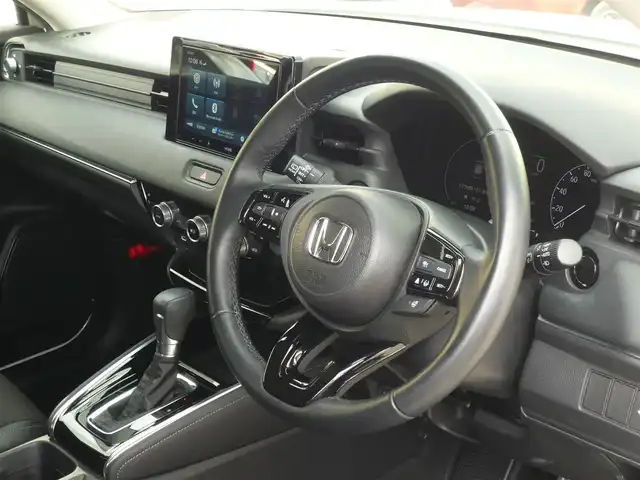 ホンダ ヴェゼル ハイブリッド e:HEV Z 静岡県 2024(令6)年 2.2万km プラチナホワイトパール ワンオーナー/禁煙車/Gathersオーディオプレイ/バックカメラ/AppleCarPlay/AndroIdAuto/ホンダセンシング/・衝突被害軽減ブレーキ/・歩行者事故低減ステアリング/・路外逸脱抑制機能/・先行車発進お知らせ/・標識認識機能/・誤発進抑制機能/・後方誤発進抑制機能/・アダプティブクルーズコントロール/・オートハイビーム/・ブラインドスポットモニター/ダウンヒルアシスト/オートライト/LEDヘッドライト/電動パーキング/AUTO HOLD/ステアリングスイッチ/ステアリングヒーター/フロアマット/ドアバイザー/スマートキー/スペアキー/ETC/新車保証書/取扱瀬説明書