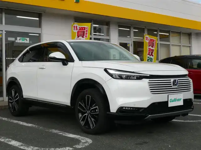ホンダ ヴェゼル ハイブリッド e:HEV Z 静岡県 2024(令6)年 2.2万km プラチナホワイトパール ワンオーナー/禁煙車/Gathersオーディオプレイ/バックカメラ/AppleCarPlay/AndroIdAuto/ホンダセンシング/・衝突被害軽減ブレーキ/・歩行者事故低減ステアリング/・路外逸脱抑制機能/・先行車発進お知らせ/・標識認識機能/・誤発進抑制機能/・後方誤発進抑制機能/・アダプティブクルーズコントロール/・オートハイビーム/・ブラインドスポットモニター/ダウンヒルアシスト/オートライト/LEDヘッドライト/電動パーキング/AUTO HOLD/ステアリングスイッチ/ステアリングヒーター/フロアマット/ドアバイザー/スマートキー/スペアキー/ETC/新車保証書/取扱瀬説明書
