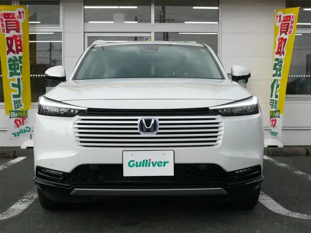 ホンダ ヴェゼル ハイブリッド e:HEV Z 静岡県 2024(令6)年 2.2万km プラチナホワイトパール ワンオーナー/禁煙車/Gathersオーディオプレイ/バックカメラ/AppleCarPlay/AndroIdAuto/ホンダセンシング/・衝突被害軽減ブレーキ/・歩行者事故低減ステアリング/・路外逸脱抑制機能/・先行車発進お知らせ/・標識認識機能/・誤発進抑制機能/・後方誤発進抑制機能/・アダプティブクルーズコントロール/・オートハイビーム/・ブラインドスポットモニター/ダウンヒルアシスト/オートライト/LEDヘッドライト/電動パーキング/AUTO HOLD/ステアリングスイッチ/ステアリングヒーター/フロアマット/ドアバイザー/スマートキー/スペアキー/ETC/新車保証書/取扱瀬説明書