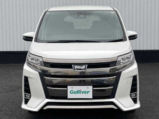 トヨタ ノア Si ダブルバイビーⅡ 千葉県 2020(令2)年 4.4万km ホワイトパールクリスタルシャイン 純正10インチナビ/(フルセグTV/BT/CD/DVD/FM/AM)/衝突被害軽減システム/車線逸脱警報/バックカメラ/クルーズコントロール/ハーフレザーシート/両側パワースライドドア/横滑り防止装置/ビルトインETC2.0/アイドリングストップ/LEDヘッドライト/フォグランプ/オートライト/ウィンカーミラー/電動格納ミラー/純正16インチAW/シートリフター/プッシュスタート/スマートキー/フロアマット/スペアキー/取扱説明書/保証書
