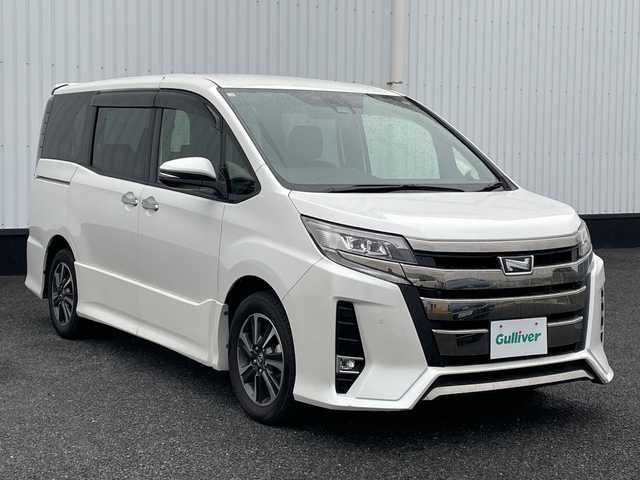 トヨタ ノア Si ダブルバイビーⅡ 千葉県 2020(令2)年 4.4万km ホワイトパールクリスタルシャイン 純正10インチナビ/(フルセグTV/BT/CD/DVD/FM/AM)/衝突被害軽減システム/車線逸脱警報/バックカメラ/クルーズコントロール/ハーフレザーシート/両側パワースライドドア/横滑り防止装置/ビルトインETC2.0/アイドリングストップ/LEDヘッドライト/フォグランプ/オートライト/ウィンカーミラー/電動格納ミラー/純正16インチAW/シートリフター/プッシュスタート/スマートキー/フロアマット/スペアキー/取扱説明書/保証書