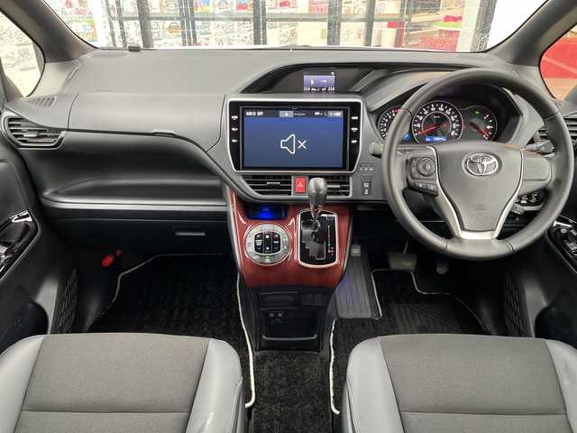 トヨタ ノア Si ダブルバイビーⅡ 千葉県 2020(令2)年 4.4万km ホワイトパールクリスタルシャイン 純正10インチナビ/(フルセグTV/BT/CD/DVD/FM/AM)/衝突被害軽減システム/車線逸脱警報/バックカメラ/クルーズコントロール/ハーフレザーシート/両側パワースライドドア/横滑り防止装置/ビルトインETC2.0/アイドリングストップ/LEDヘッドライト/フォグランプ/オートライト/ウィンカーミラー/電動格納ミラー/純正16インチAW/シートリフター/プッシュスタート/スマートキー/フロアマット/スペアキー/取扱説明書/保証書