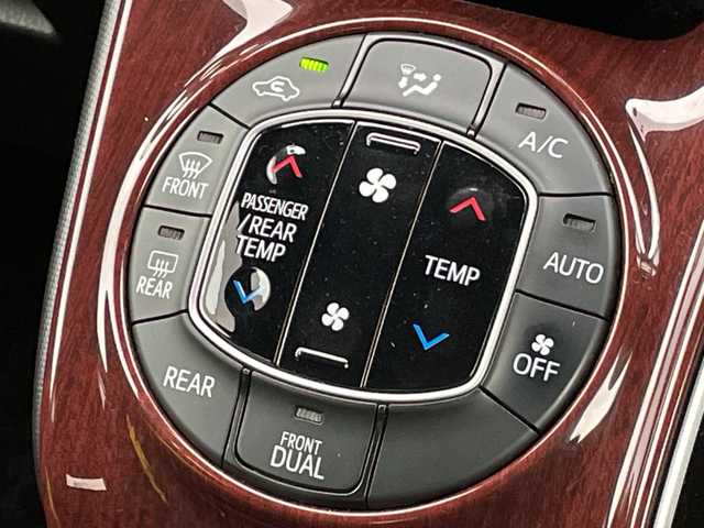 トヨタ ノア Si ダブルバイビーⅡ 千葉県 2020(令2)年 4.4万km ホワイトパールクリスタルシャイン 純正10インチナビ/(フルセグTV/BT/CD/DVD/FM/AM)/衝突被害軽減システム/車線逸脱警報/バックカメラ/クルーズコントロール/ハーフレザーシート/両側パワースライドドア/横滑り防止装置/ビルトインETC2.0/アイドリングストップ/LEDヘッドライト/フォグランプ/オートライト/ウィンカーミラー/電動格納ミラー/純正16インチAW/シートリフター/プッシュスタート/スマートキー/フロアマット/スペアキー/取扱説明書/保証書