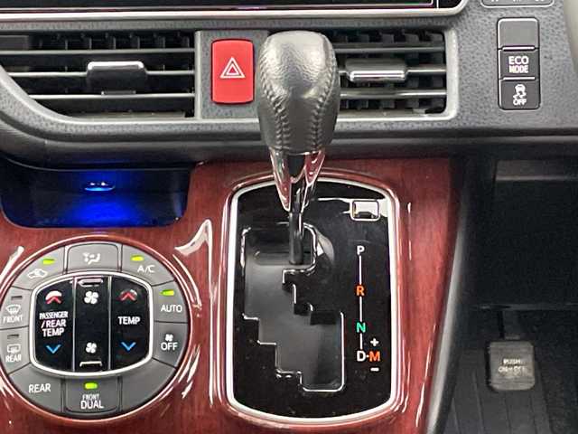 トヨタ ノア Si ダブルバイビーⅡ 千葉県 2020(令2)年 4.4万km ホワイトパールクリスタルシャイン 純正10インチナビ/(フルセグTV/BT/CD/DVD/FM/AM)/衝突被害軽減システム/車線逸脱警報/バックカメラ/クルーズコントロール/ハーフレザーシート/両側パワースライドドア/横滑り防止装置/ビルトインETC2.0/アイドリングストップ/LEDヘッドライト/フォグランプ/オートライト/ウィンカーミラー/電動格納ミラー/純正16インチAW/シートリフター/プッシュスタート/スマートキー/フロアマット/スペアキー/取扱説明書/保証書