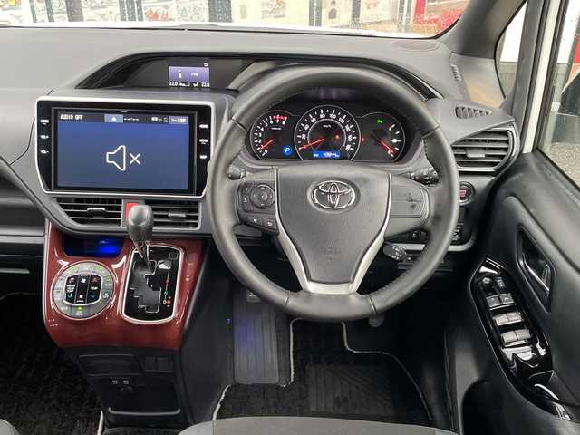 トヨタ ノア Si ダブルバイビーⅡ 千葉県 2020(令2)年 4.4万km ホワイトパールクリスタルシャイン 純正10インチナビ/(フルセグTV/BT/CD/DVD/FM/AM)/衝突被害軽減システム/車線逸脱警報/バックカメラ/クルーズコントロール/ハーフレザーシート/両側パワースライドドア/横滑り防止装置/ビルトインETC2.0/アイドリングストップ/LEDヘッドライト/フォグランプ/オートライト/ウィンカーミラー/電動格納ミラー/純正16インチAW/シートリフター/プッシュスタート/スマートキー/フロアマット/スペアキー/取扱説明書/保証書